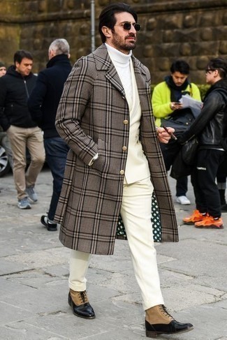 Tenue: Pardessus écossais marron, Costume blanc, Pull à col roulé en tricot blanc, Bottes habillées en cuir marron clair
