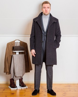 Comment porter un manteau gris foncé: Essaie d'harmoniser un manteau gris foncé avec un costume gris foncé pour une silhouette classique et raffinée. D'une humeur créatrice? Assortis ta tenue avec une paire de slippers en daim noirs.