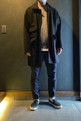 Un jean à porter avec des baskets à enfiler noires quand il fait froid: Harmonise un pardessus noir avec un jean pour un look idéal au travail. Si tu veux éviter un look trop formel, assortis cette tenue avec une paire de baskets à enfiler noires.