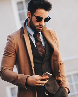 Comment porter un gilet en laine marron: Sois au sommet de ta classe en portant un gilet en laine marron et un pantalon de costume en laine marron foncé.