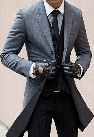 Tenue: Pardessus gris, Gilet à rayures verticales noir, Chemise de ville blanche, Pantalon de costume à rayures verticales noir
