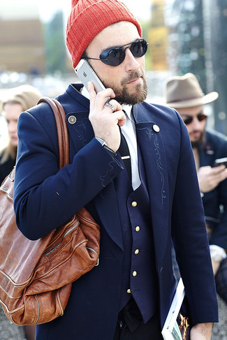 Comment porter un bonnet rouge pour un style elégantes quand il fait froid: Choisis un pardessus bleu marine et un bonnet rouge pour un look confortable et décontracté.