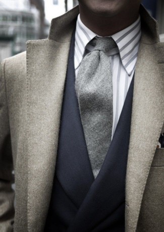 Tenue: Pardessus gris, Blazer gris foncé, Chemise de ville à rayures verticales grise, Cravate en laine grise