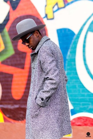 Comment porter un chapeau en laine gris à 30 ans: Pour une tenue aussi confortable que ton canapé, marie un pardessus gris avec un chapeau en laine gris.