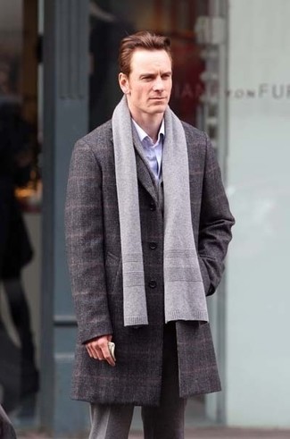 Tenue de Michael Fassbender: Pardessus écossais gris, Chemise à manches longues bleu clair, Pantalon de costume en laine gris, Écharpe grise
