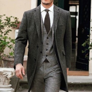Comment porter un costume en laine gris à 30 ans: Associe un costume en laine gris avec un pardessus gris foncé pour un look classique et élégant.
