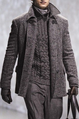 Comment porter un pardessus écossais gris: Pense à associer un pardessus écossais gris avec un pantalon de costume en laine gris foncé pour un look pointu et élégant.