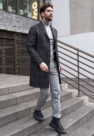 Comment porter un pardessus écossais gris foncé avec un pantalon chino gris: Pense à opter pour un pardessus écossais gris foncé et un pantalon chino gris pour un look idéal au travail. Une paire de bottes de loisirs en cuir noires est une option judicieux pour complèter cette tenue.