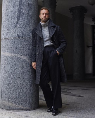 Comment s'habiller en automne: Choisis un pardessus à chevrons gris foncé et un pantalon de costume noir pour une silhouette classique et raffinée. Une paire de slippers en cuir noirs est une option parfait pour complèter cette tenue. Ce look est un très bon exemple du look vraiment très automnal.
