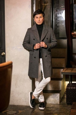 Comment porter un pardessus gris foncé quand il fait chaud après 40 ans: Essaie d'associer un pardessus gris foncé avec un jean blanc pour achever un look habillé mais pas trop. D'une humeur audacieuse? Complète ta tenue avec une paire de slippers en cuir noirs.