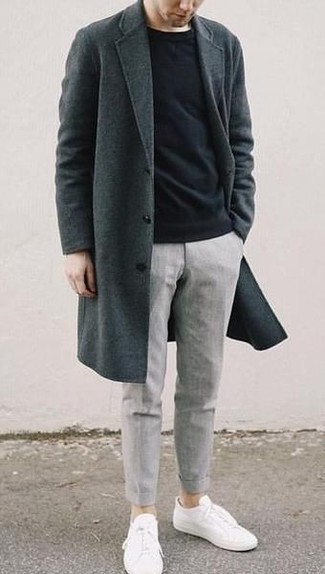 Comment porter un pantalon chino gris: Pense à porter un pardessus gris foncé et un pantalon chino gris pour créer un look chic et décontracté. Si tu veux éviter un look trop formel, opte pour une paire de baskets basses en toile blanches.