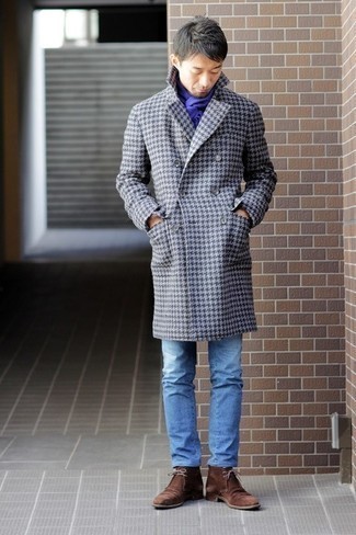 Un jean à porter avec des bottines chukka marron pour un style chic decontractés en automne à 30 ans: Pense à associer un pardessus en pied-de-poule gris avec un jean pour achever un look habillé mais pas trop. Une paire de bottines chukka marron est une option parfait pour complèter cette tenue. C'est une tenue totalement automnale.