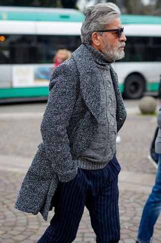 Comment porter un pardessus gris foncé avec un pantalon de costume bleu quand il fait frais après 60 ans: Pense à opter pour un pardessus gris foncé et un pantalon de costume bleu pour un look pointu et élégant.