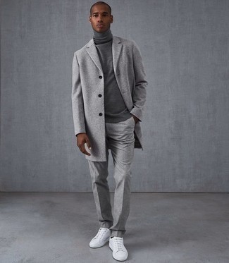 Tenue: Pardessus gris, Pull à col roulé gris, Pantalon de costume en laine gris, Baskets basses en cuir blanches