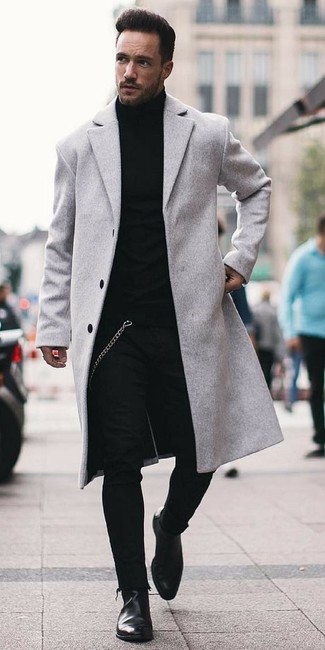 Comment porter un pardessus gris: Pour créer une tenue idéale pour un déjeuner entre amis le week-end, marie un pardessus gris avec un jean skinny noir. Une paire de bottines chelsea en cuir noires est une façon simple d'améliorer ton look.