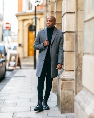 Comment porter un jean skinny noir pour un style chic decontractés: Opte pour un pardessus gris avec un jean skinny noir pour une tenue confortable aussi composée avec goût. Une paire de bottes de loisirs en cuir noires est une option avisé pour complèter cette tenue.