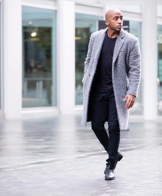 Comment porter des chaussures noires pour un style chic decontractés quand il fait frais à 30 ans: Choisis un pardessus gris et un jean skinny noir pour obtenir un look relax mais stylé. Rehausse cet ensemble avec une paire de bottines chelsea en cuir noires.