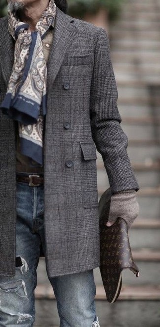 Comment porter un pardessus écossais gris: Essaie d'associer un pardessus écossais gris avec un jean skinny déchiré bleu pour un look confortable et décontracté.