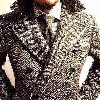 Comment porter une cravate en laine olive: L'association d'un pardessus à chevrons marron et d'une cravate en laine olive peut te démarquer de la foule.