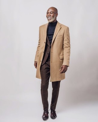 Comment s'habiller après 40 ans pour un style elégantes: Associer un pardessus marron clair et un costume marron créera un look pointu et élégant. Cet ensemble est parfait avec une paire de des chaussures richelieu en cuir bordeaux.