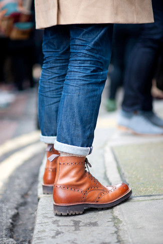 Comment porter des bottes brogue en cuir marron: Associer un pardessus marron clair avec un jean bleu est une option génial pour une journée au bureau. Cette tenue se complète parfaitement avec une paire de bottes brogue en cuir marron.