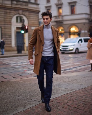 Comment porter un manteau marron foncé à 30 ans: Associer un manteau marron foncé avec un jean bleu marine est une option parfait pour une journée au bureau. Habille ta tenue avec une paire de bottines chelsea en cuir noires.
