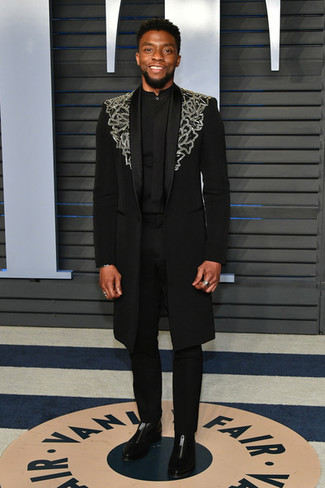 Tenue de Chadwick Boseman: Pardessus brodé noir, Chemise de ville noire, Pantalon de costume noir, Bottines chelsea en cuir noires