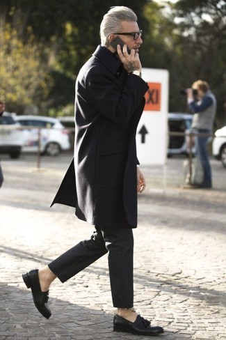 Comment porter un pantalon chino noir quand il fait froid après 40 ans: Harmonise un pardessus noir avec un pantalon chino noir pour créer un look chic et décontracté. Jouez la carte classique pour les chaussures et opte pour une paire de mocassins à pampilles en cuir noirs.