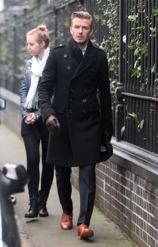Tenue de David Beckham: Pardessus noir, Pantalon de costume noir, Chaussures richelieu en cuir tabac, Gants en cuir marron foncé