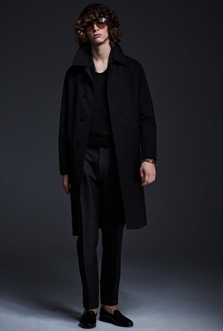 Comment porter un pull à col rond noir: Harmonise un pull à col rond noir avec un pantalon de costume noir pour un look pointu et élégant. Cet ensemble est parfait avec une paire de slippers en cuir noirs.