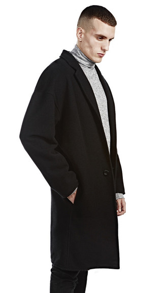 Comment porter un pull à col roulé gris foncé quand il fait frais à 30 ans: Essaie d'harmoniser un pull à col roulé gris foncé avec un jean skinny noir pour une tenue confortable aussi composée avec goût.