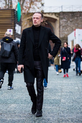 Comment porter un pantalon de costume écossais noir: Marie un pardessus noir avec un pantalon de costume écossais noir pour un look pointu et élégant. Tu veux y aller doucement avec les chaussures? Assortis cette tenue avec une paire de bottines chelsea en daim noires pour la journée.