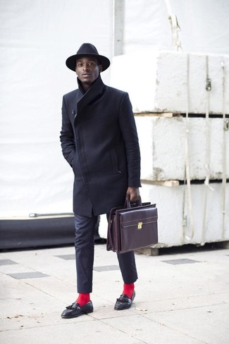 Comment porter un chapeau noir quand il fait chaud à 30 ans: Pense à associer un pardessus noir avec un chapeau noir pour un look idéal le week-end. Termine ce look avec une paire de mocassins à pampilles en cuir noirs pour afficher ton expertise vestimentaire.
