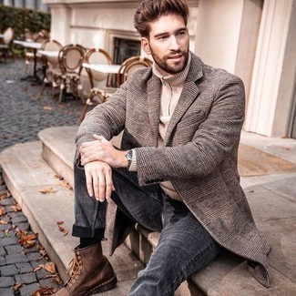 Comment porter des bottes de loisirs en cuir marron: Harmonise un pardessus écossais gris avec un jean gris foncé pour prendre un verre après le travail. Cette tenue se complète parfaitement avec une paire de bottes de loisirs en cuir marron.