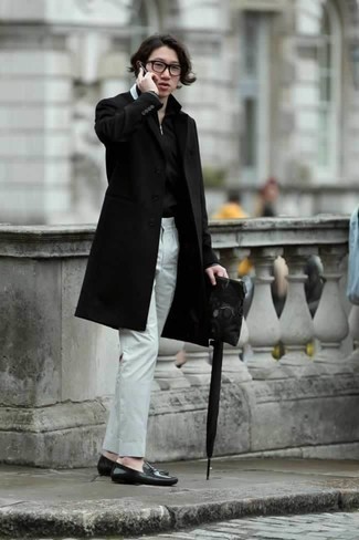 Comment porter un pardessus noir: Essaie d'harmoniser un pardessus noir avec un pantalon de costume blanc pour un look pointu et élégant. Jouez la carte décontractée pour les chaussures et opte pour une paire de slippers en cuir noirs.