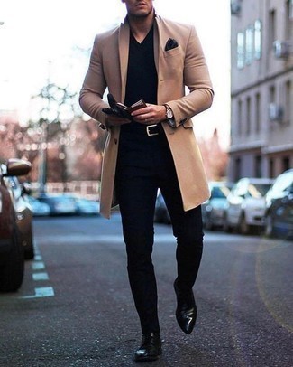 Comment porter des bottes habillées en cuir noires: Harmonise un pardessus marron clair avec un pantalon chino noir pour aller au bureau. Habille ta tenue avec une paire de bottes habillées en cuir noires.