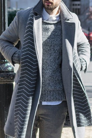 Comment porter une écharpe à rayures horizontales grise pour un style elégantes quand il fait frais: Harmonise un pardessus gris avec une écharpe à rayures horizontales grise pour une tenue relax mais stylée.