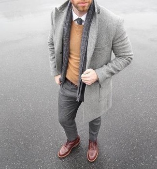 Comment porter un pantalon chino gris en hiver à 30 ans: Essaie de marier un pardessus gris avec un pantalon chino gris pour un look idéal au travail. Cette tenue se complète parfaitement avec une paire de bottes de loisirs en cuir bordeaux. Nous aimons cette tenue, très hivernale.