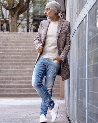 Un jean à porter avec un manteau marron après 50 ans: Harmonise un manteau marron avec un jean pour un look de tous les jours facile à porter. Jouez la carte classique pour les chaussures et assortis cette tenue avec une paire de baskets basses en toile blanches.