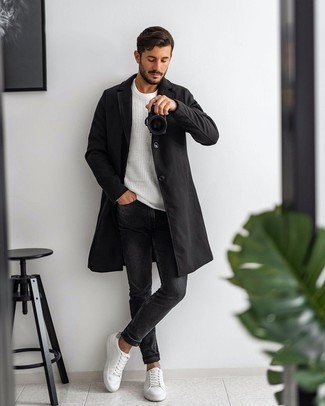 Comment porter un jean gris foncé: Choisis un pardessus noir et un jean gris foncé pour un look idéal au travail. Si tu veux éviter un look trop formel, termine ce look avec une paire de baskets basses en toile blanches.