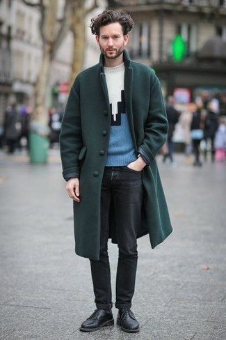 Comment porter un manteau vert foncé: Pense à porter un manteau vert foncé et un jean noir pour aller au bureau. Assortis cette tenue avec une paire de chaussures derby en cuir noires pour afficher ton expertise vestimentaire.