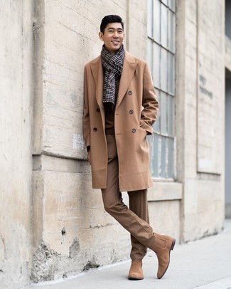 Comment porter une écharpe argentée quand il fait froid: Associe un pardessus marron clair avec une écharpe argentée pour un look idéal le week-end. Jouez la carte classique pour les chaussures et opte pour une paire de bottines chelsea en daim marron clair.