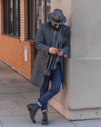 Comment porter des bottes noires quand il fait froid après 40 ans: Essaie de marier un pardessus à chevrons gris foncé avec un jean bleu marine pour achever un look habillé mais pas trop. Termine ce look avec une paire de bottes noires.
