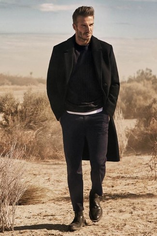 Tenue de David Beckham: Pardessus noir, Pull à col rond noir, T-shirt à col rond blanc, Pantalon de costume bleu marine