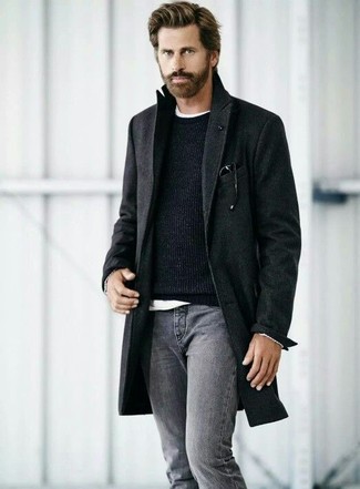 Comment porter un t-shirt à col rond blanc avec un jean gris foncé pour un style chic decontractés quand il fait frais: Essaie d'harmoniser un pardessus noir avec un jean gris pour un look idéal au travail.