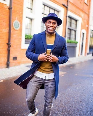Comment porter un chapeau en laine bleu: Associe un pardessus bleu avec un chapeau en laine bleu pour un look confortable et décontracté. Une paire de baskets basses en toile blanches est une option parfait pour complèter cette tenue.