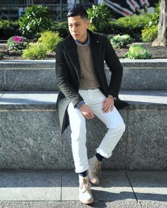 Comment s'habiller en hiver: Associer un pardessus vert foncé avec un jean blanc est une option parfait pour une journée au bureau. Une paire de bottes de loisirs en daim beiges est une option parfait pour complèter cette tenue. Nous adorons beaucoup ce look qui sent bon l'hiver.