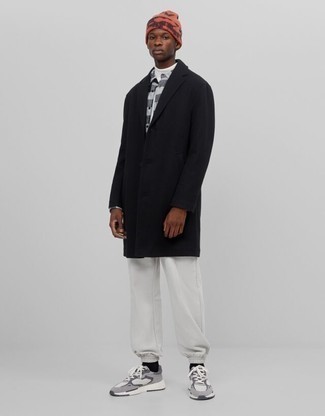 Tenue: Pardessus noir, Pull à col roulé blanc, Chemise à manches longues en flanelle en vichy grise, Pantalon chino gris