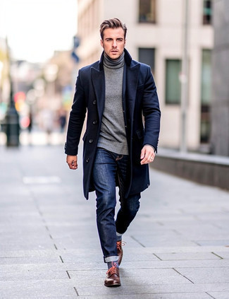 Tenue: Pardessus bleu marine, Pull à col roulé gris, Jean bleu marine, Chaussures derby en cuir marron