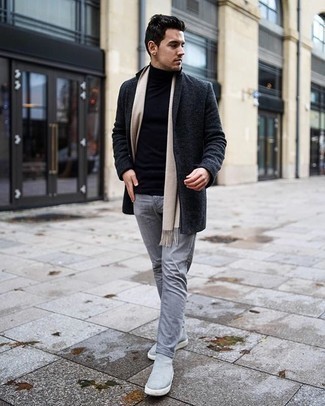 Un jean à porter avec des bottines chelsea grises quand il fait froid: Associe un pardessus gris foncé avec un jean pour créer un look chic et décontracté. Jouez la carte classique pour les chaussures et opte pour une paire de bottines chelsea grises.